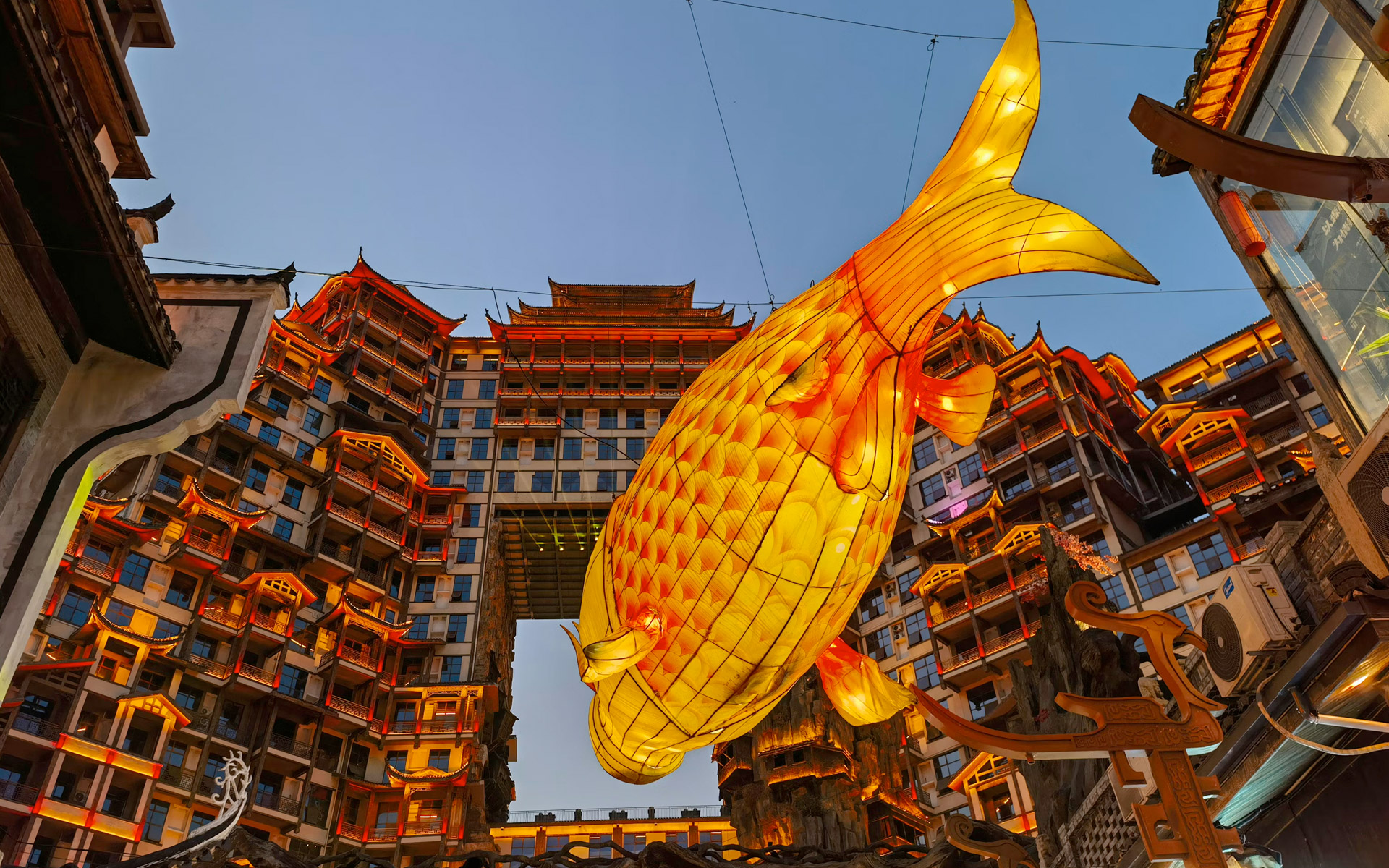 slide-chine-futuriste-poisson-rue-fete